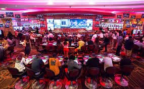 Studio Lightning Roulette dengan dealer dan roda roulette yang dilihat dari berbagai sudut kamera di wontoto